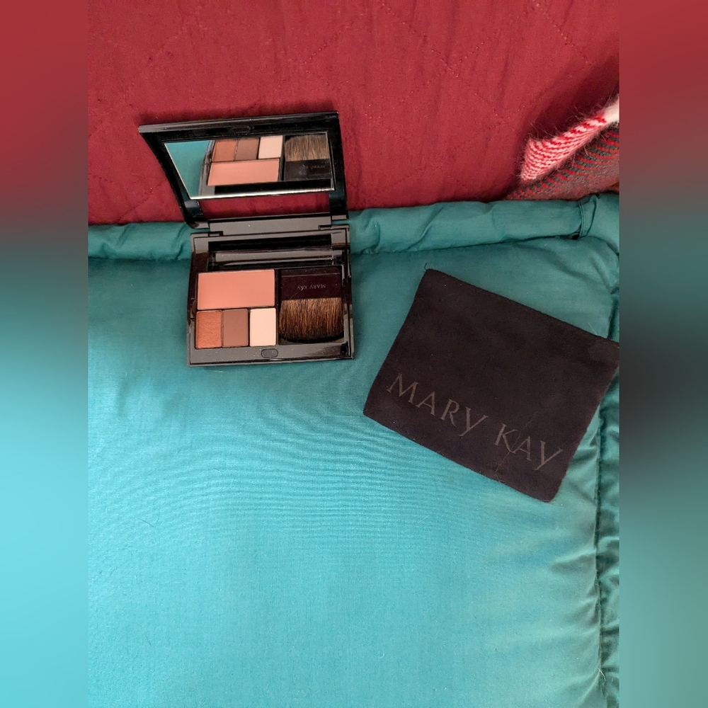 NWOB Mary Kay Compact/does have a black cover with it.